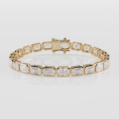 Tennisarmband mit eingefassten Moissanit-Diamanten im Smaragdschliff